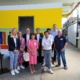 Gruppenbild in der Temps-Ausbildungshalle mit Daniel Terzenbach, Johannes Pfeiffer, deren Begleitung und dem temps-team vor einer bunten Wand