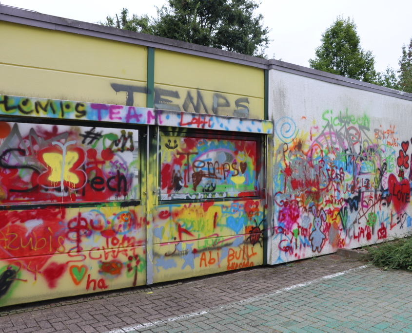 Mit Graffity verzierte Gebäude-Außenwand