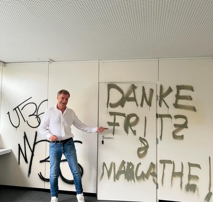 Auf dem temps- Sommerfest zeigt Firmenchef Ulrich Temps freudig in seinem alten Büro auf ein Graffiti, in dem er sich bei seinen Eltern für deren Firmenerbe bedankt