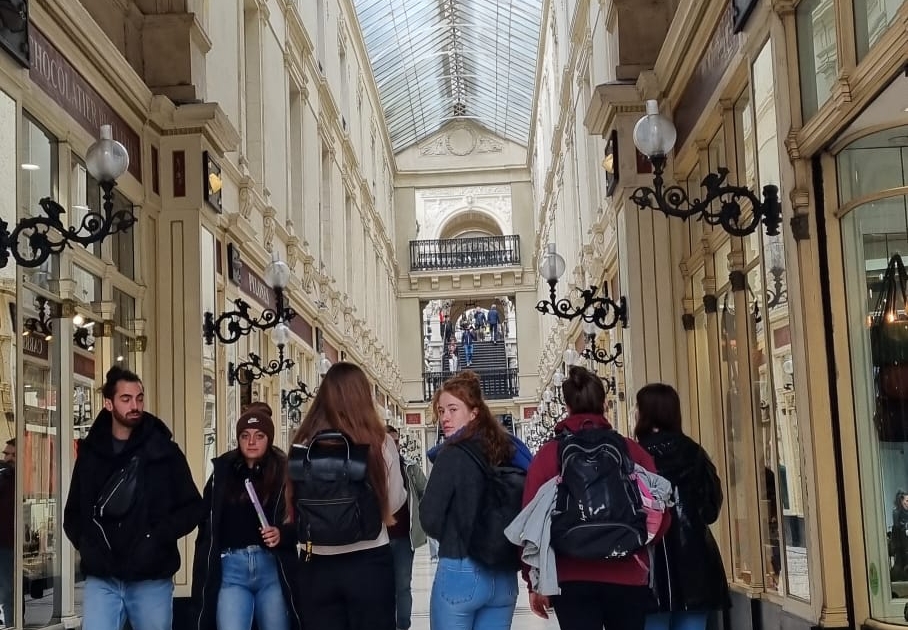 Internationale Ausbildung in Nantes - Azubine Johanna spaziert mit einer Gruppe Austauschstudentinnen in der Innenstadt von Nantes.