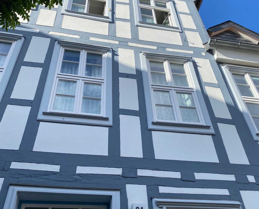 blau-weiße Fachwerk- Altbaufassade in der Peiner Alstadt